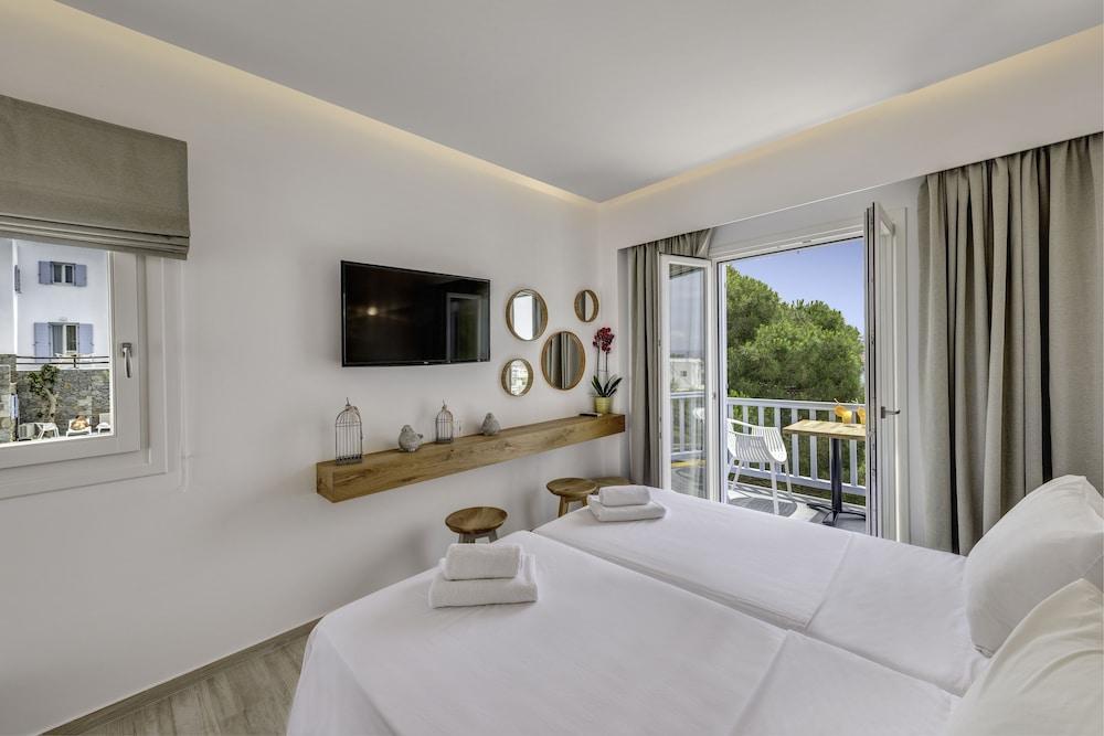 Makis Place Hotel